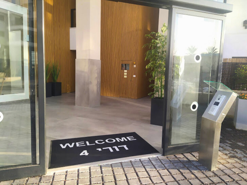 שטיח כניסה לבניין בהתאמה אישית